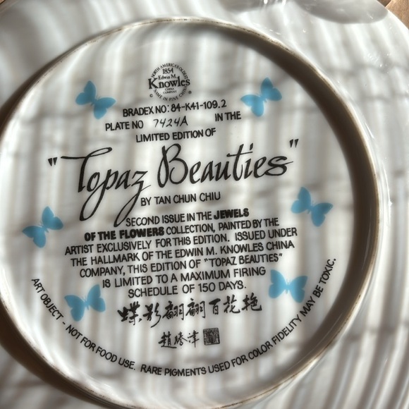 Topaz Beauties plate by Tan Chun Chiu signed - Picture 4 of 5